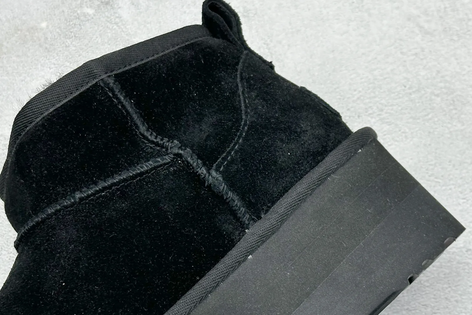 🐲💰 520 supports stores. The top version on the market UGG Mini thick-soled short tube 5cm. Xiaohongshu's hot model. Produced by a major foreign trade factory in Guangzhou. The toe box and the insole are all made of genuine sheep fur. Independent outer box packaging. Chip. With waterproof technology. Different from any version on the market. 5cm thick sole. Independent original development of outsole. Cashmere insole. It is a very suitable choice for going out in winter and at home. In the new year, uug has launched a style series, which is partially biased towards the preferences of young consumers. It has also moved to the forefront of fashion trends. Shoe body material: water-repellent coated suede upper, 17 mm UGGPURE™ implanted wool insole, lightweight non-slip comfortable rubber outsole, brand LOGO trademark, complete package, item number: 1135092, size: 35 36 37 38 39 40